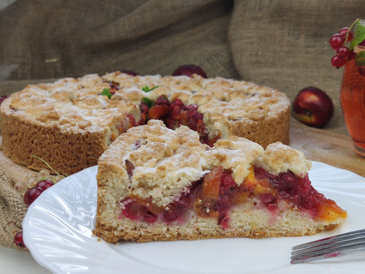 Пиріг з персиками та порічкою розріз